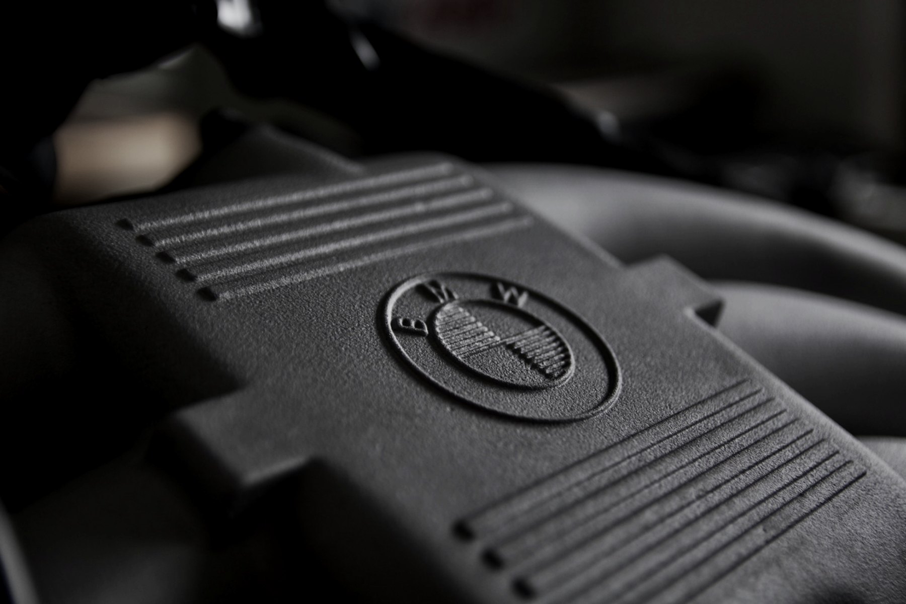 BMW Emblem auf einem Motordetail